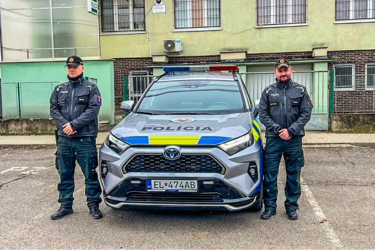 Foto: Žena na východe zaspala vo vani a jej matka sa k nej nevedela dostať. Z vody ju v poslednej chvíli vytiahli až policajti