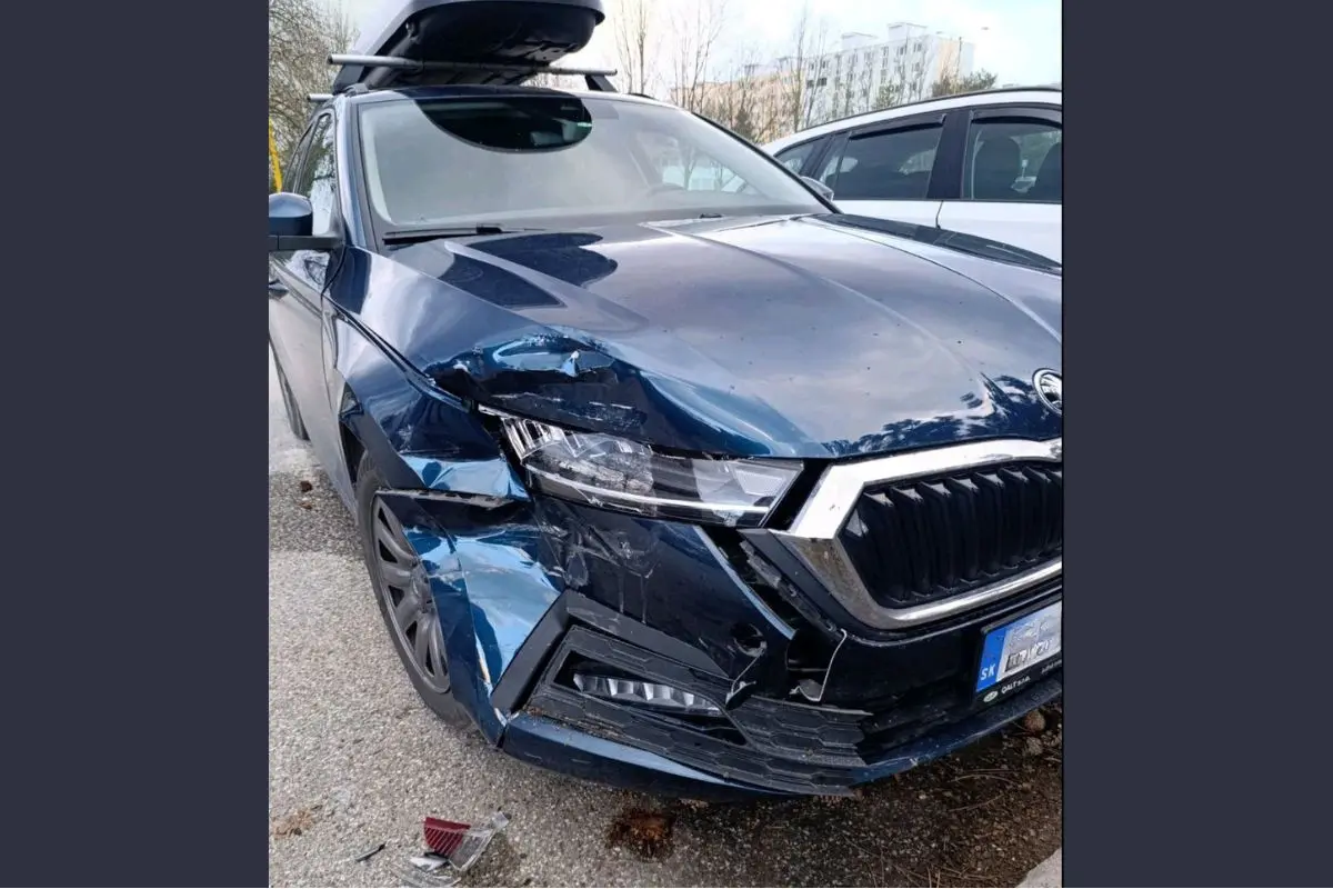 Foto: Košičan Marek hľadá svedkov potom, čo si na parkovisku na KVP našiel zničené auto, obyvateľov skutok šokoval