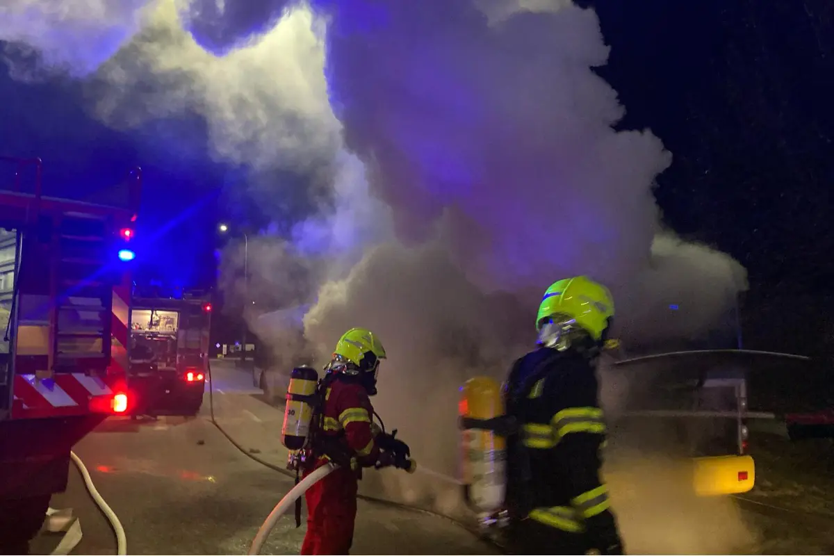 FOTO: Na Sídlisku Ťahanovce nadránom pohltili plamene autobus MHD, dopravu odkláňali cez obec 