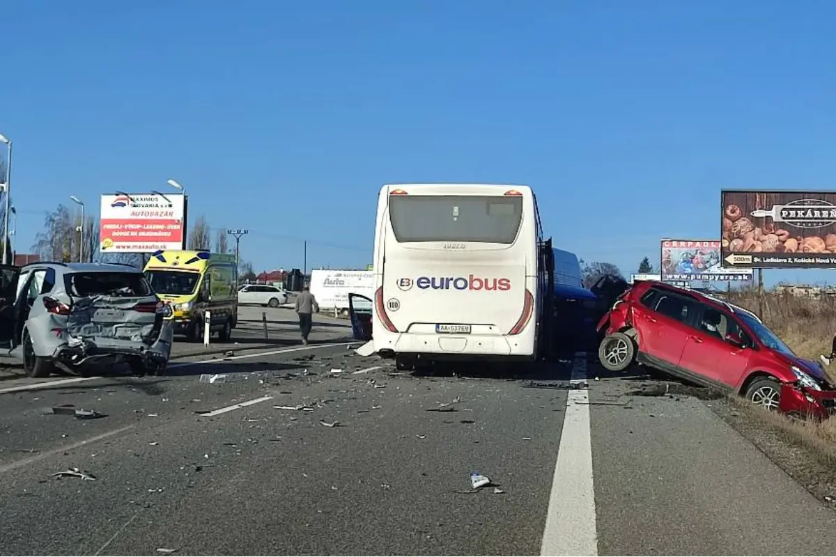 Foto: Hromadná zrážka autobusu a šiestich áut pri vjazde do Košíc, na mieste sú zranení, úsek bol dlhú dobu  neprejazdný