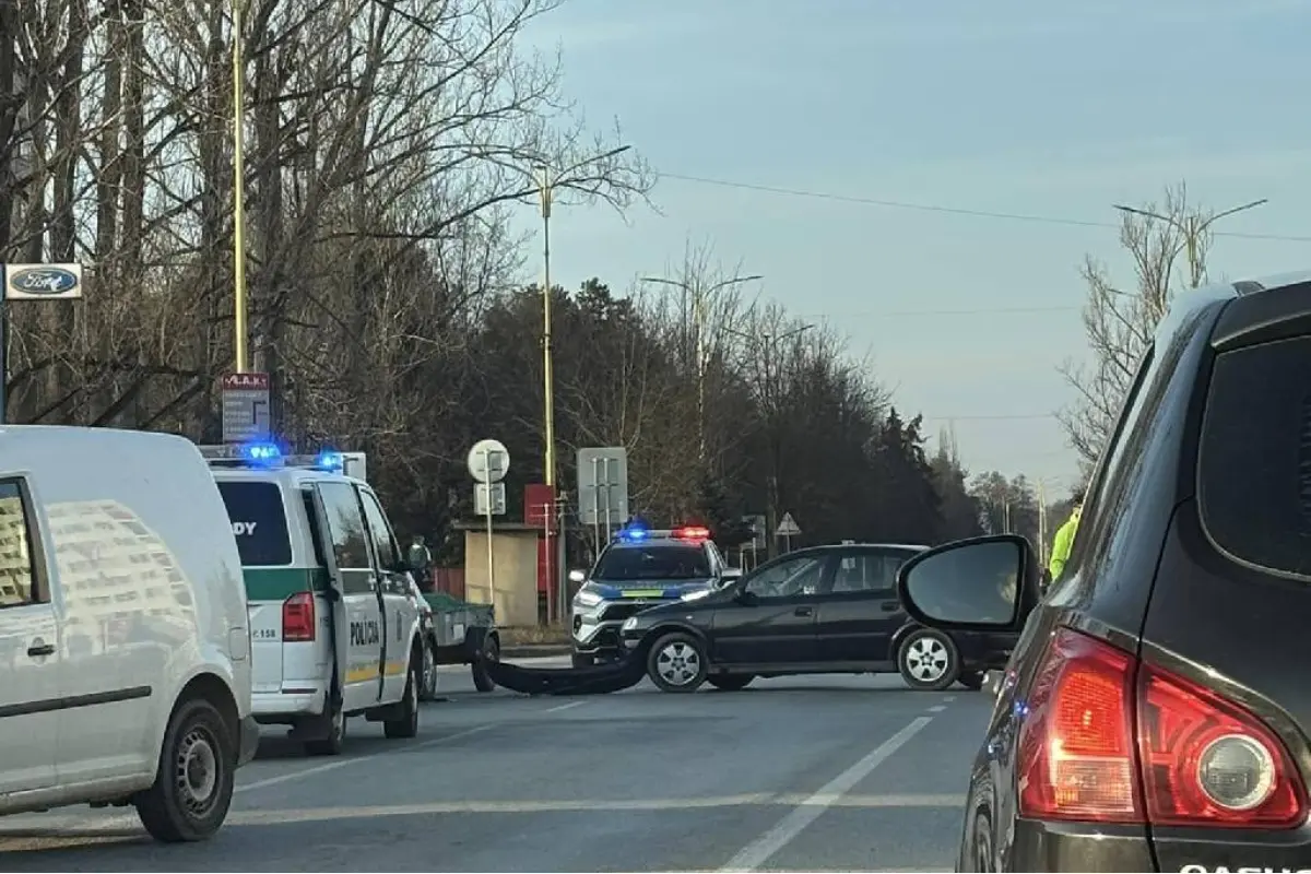 Foto: V Šaci odstraňujú dopravnú nehodu pri Freshi, rátajte so zdržaním vo viacerých smeroch