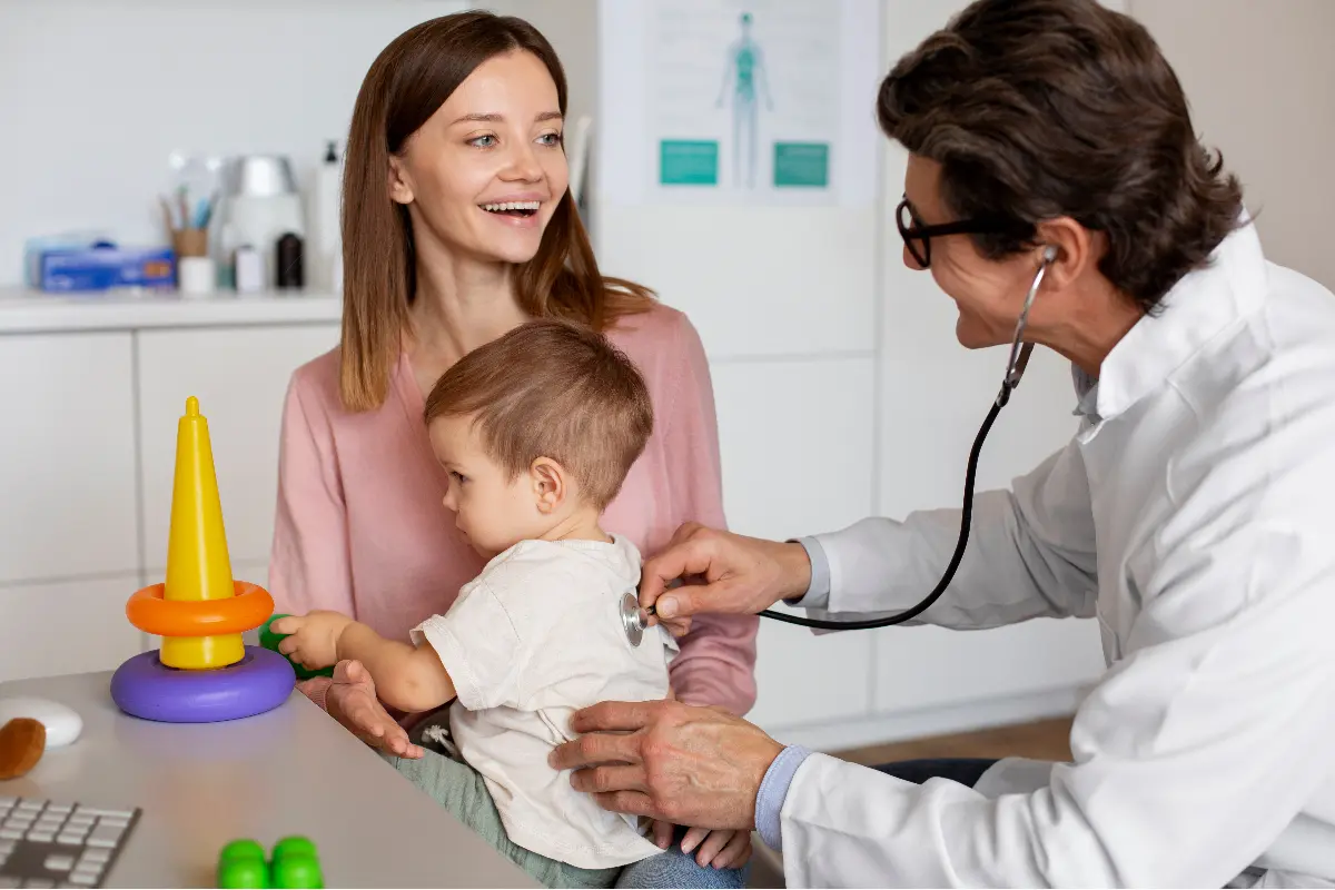 Foto: Ktorý pediater na Ťahanovciach ten najlepší?, zisťuje mladá mamička. V odporúčaniach boduje aj mladý doktor Šimon