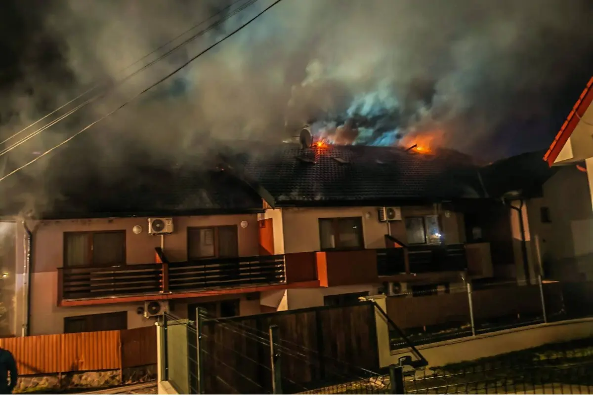 FOTO+VIDEO: Známy penzión na Zemplínskej Šírave pohltili plamene, horieť zrejme začalo v saune