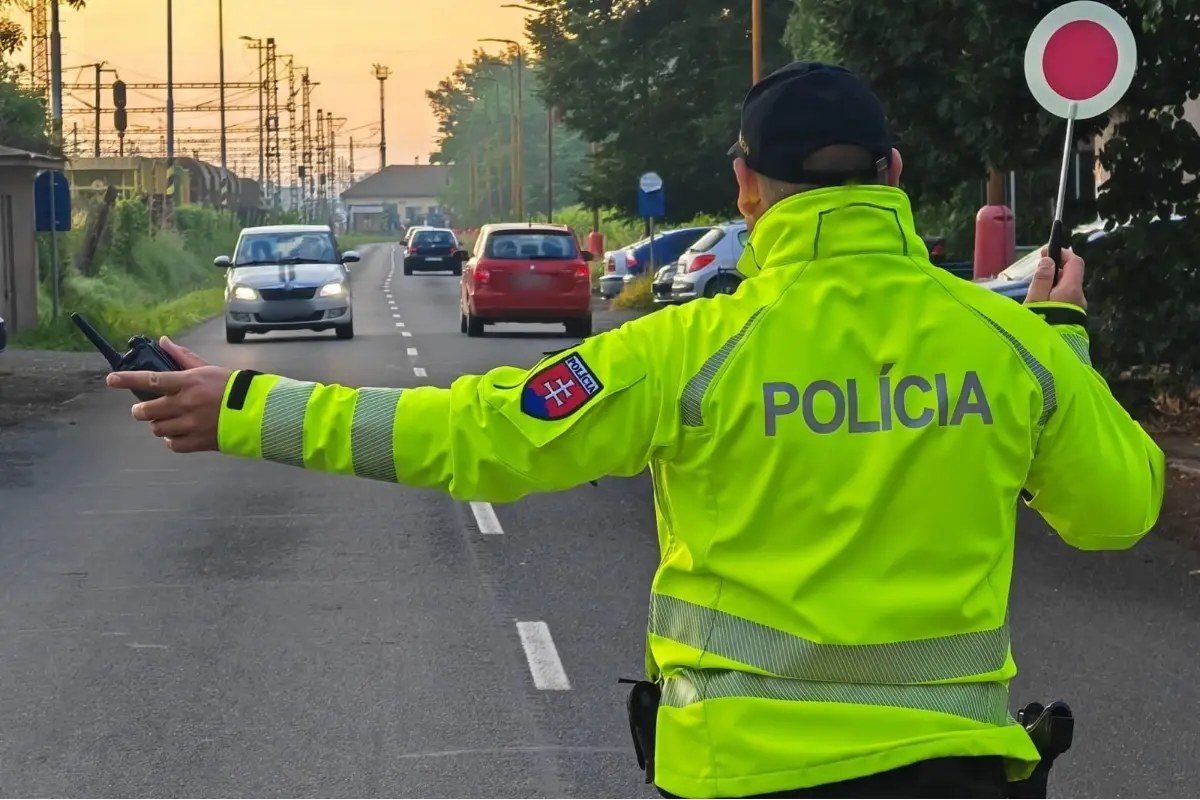 Foto: Nezabudnite sa pripútať! Polícia kontroluje používanie pásov aj autosedačiek po celom Slovensku