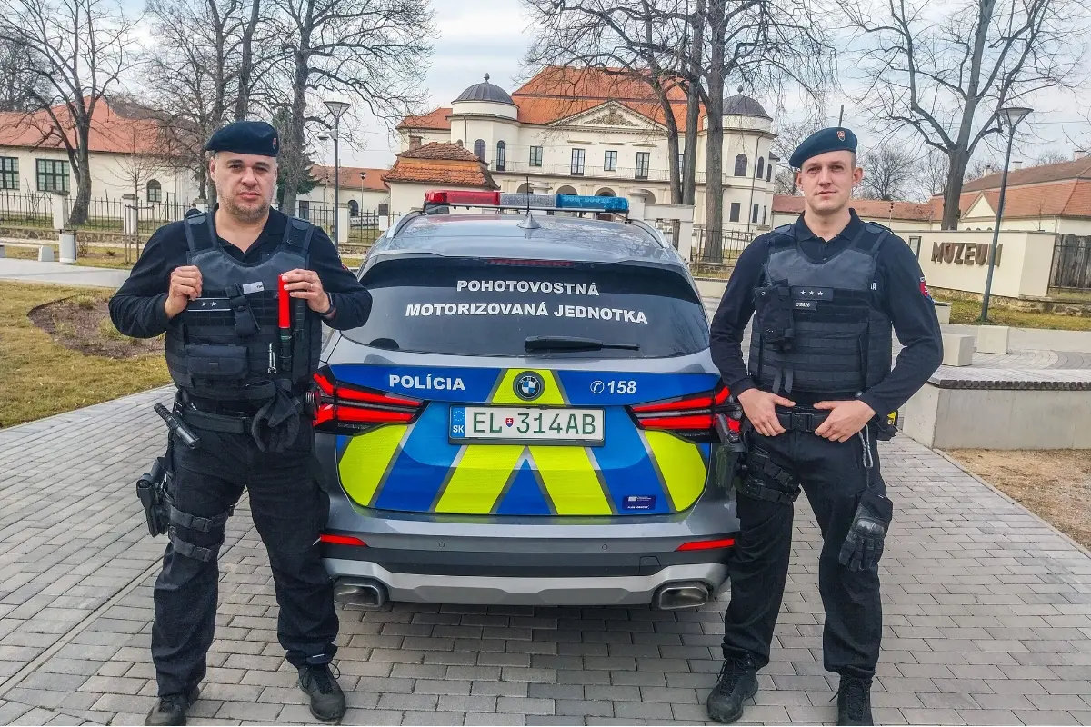 Foto: Tehotná žena začala náhle krvácať, jej manžel zalarmoval políciu. Michalovskí policajti im pomohli do nemocnice