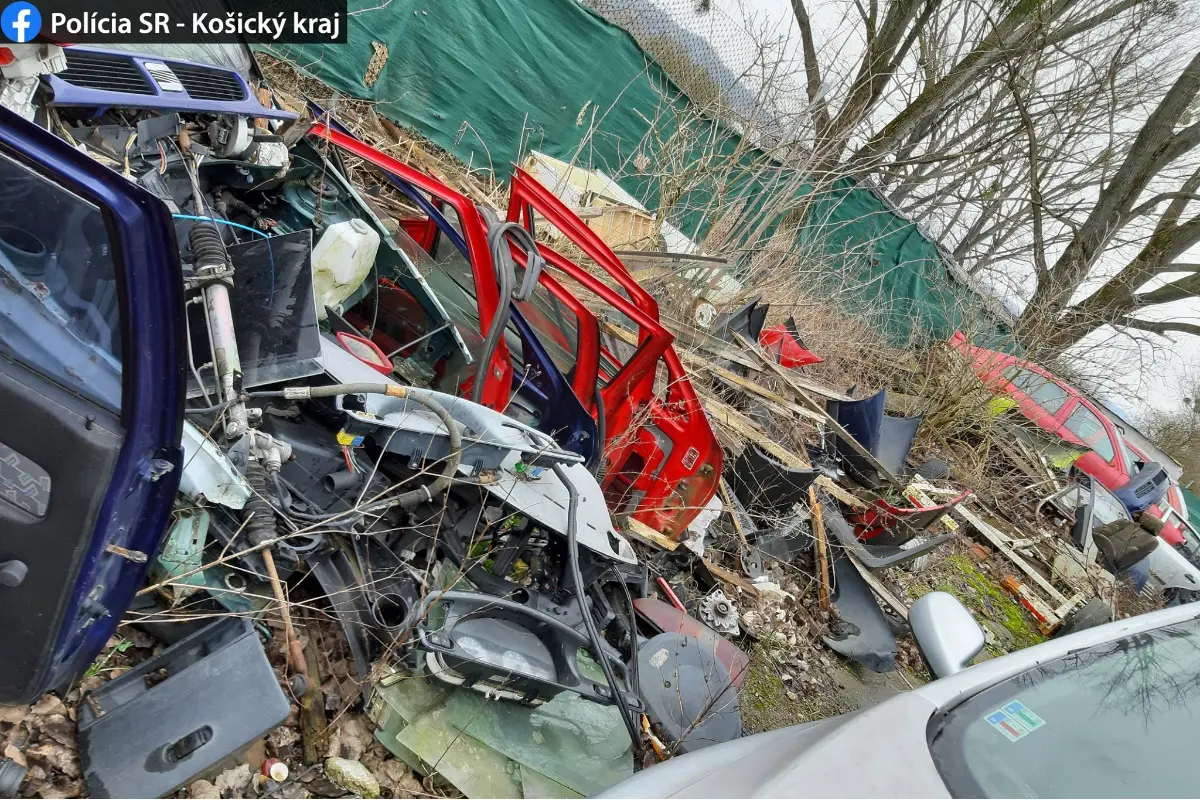 Foto: V Žehre riešia kriminalisti nelegálne vrakovisko, starosta bráni miestnych a tvrdí, že autá si kupujú na súčiastky