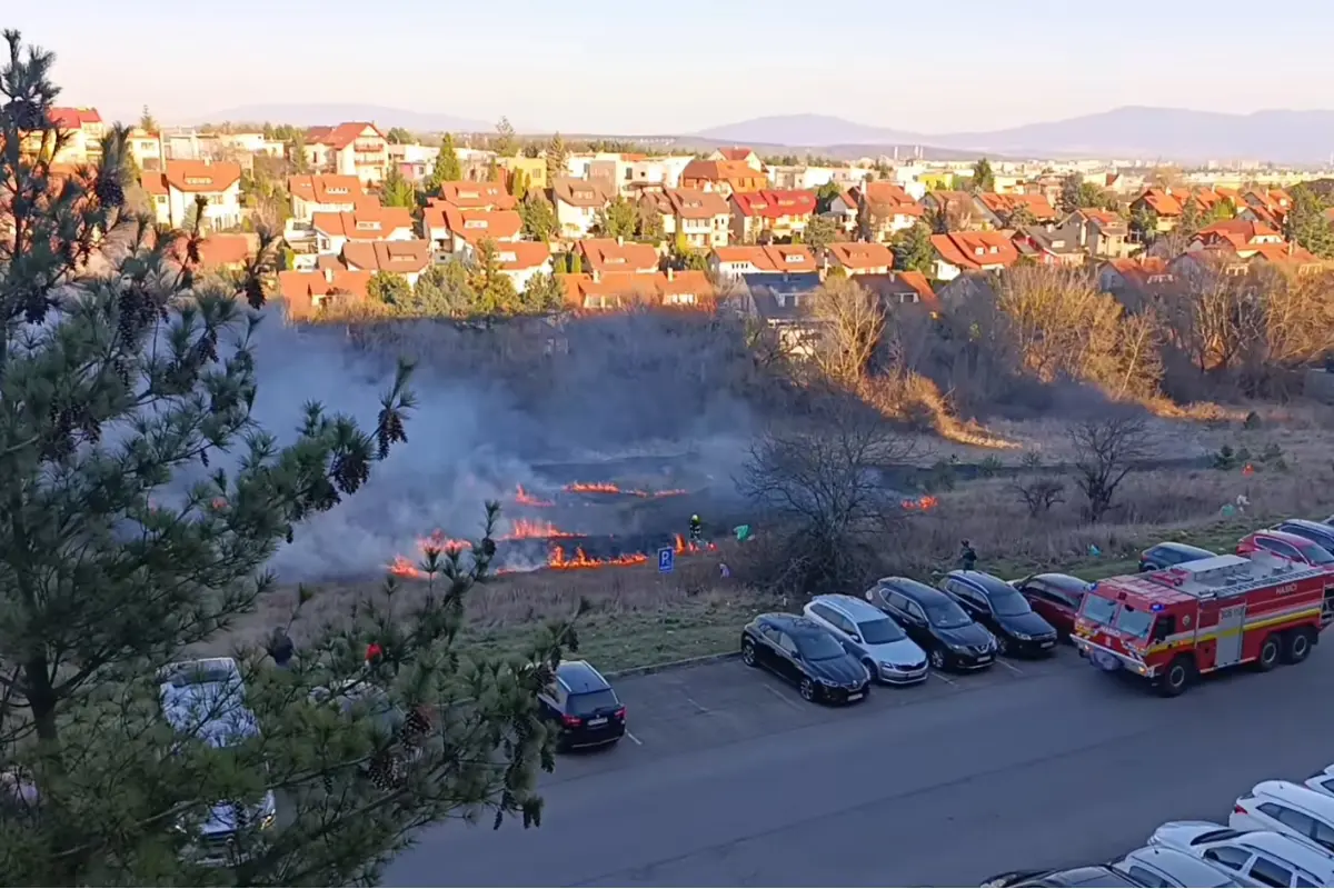 VIDEO: Na sídlisku KVP horí trávnatý porast, hasiči sa ho snažia uhasiť