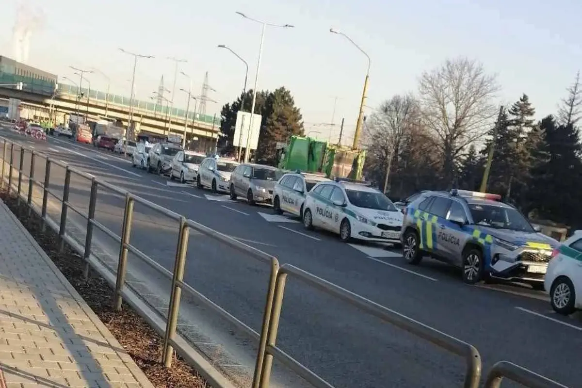 V Košiciach sú kolóny na každom kroku, cestou do práce vodičov zdržali policajné kontroly