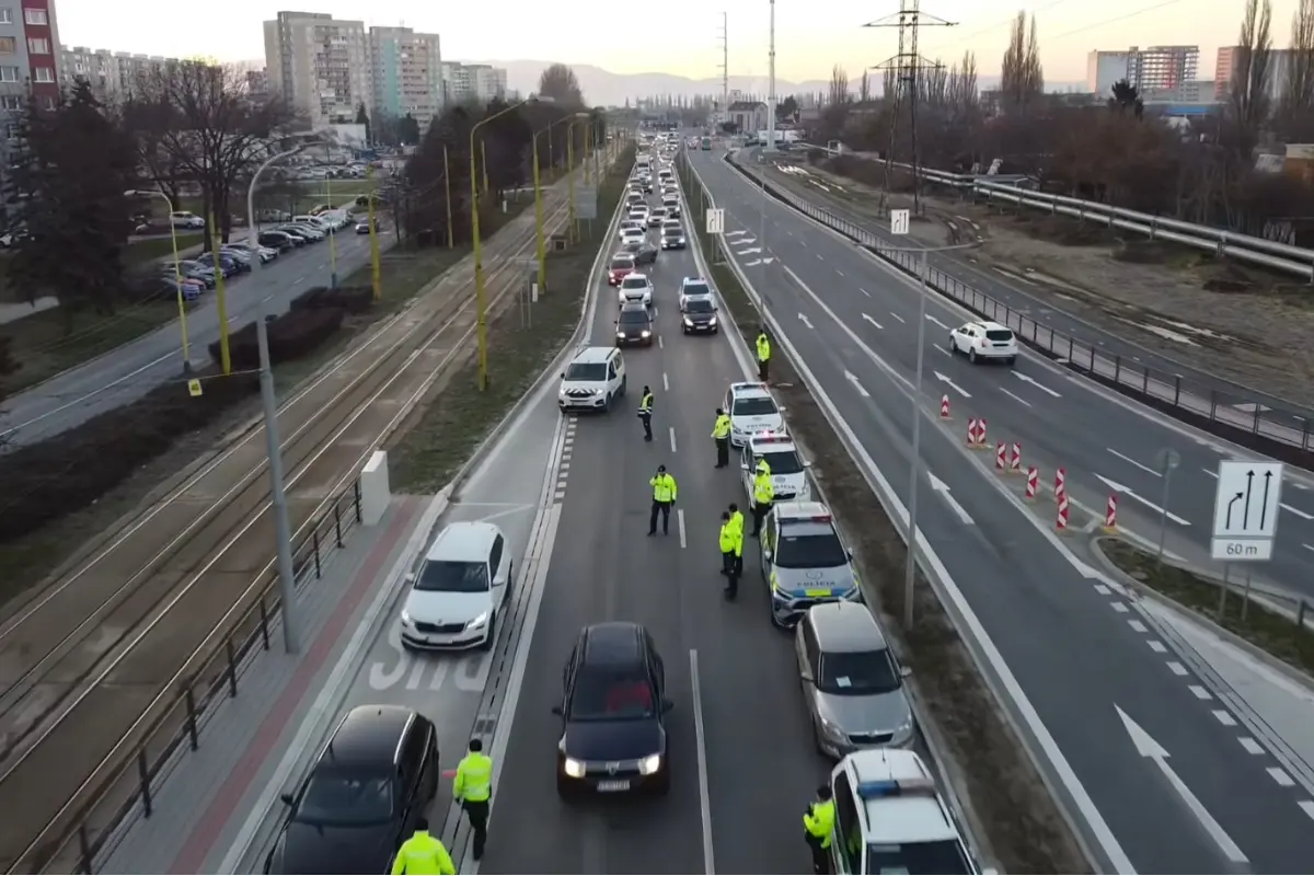 Foto: VIDEO: Policajti odstavili časť Košíc i ďalšie mestá, vodiči fúkali rad-radom, v kolónach sa zdržali desiatky minút