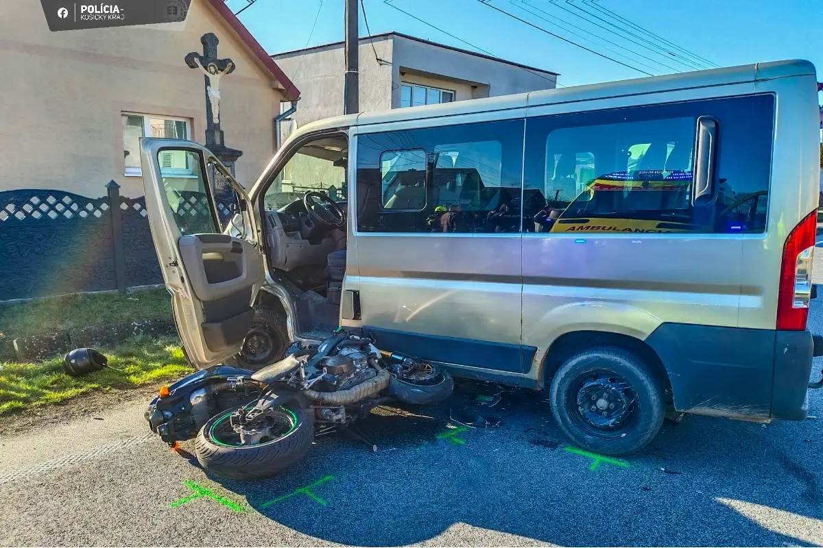 Foto: Záchranné zložky zasahovali neďaleko Trebišova pri zrážke motocykla a dodávky, motorkár skončil v nemocnici