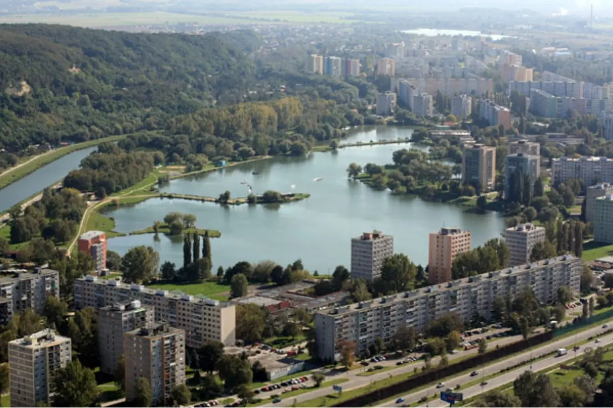 Foto: Obyvateľov Jazera za posledné roky ubudlo. Podľa domácich sú za tým vysoké ceny a starnutie, zapojila sa aj starostka