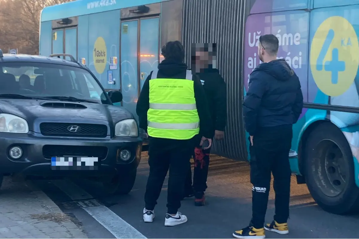 Foto: Košičania si cestou z práce postáli v kolóne. Osobné auto narazilo do autobusu, vodiča zrejme oslepilo slnko