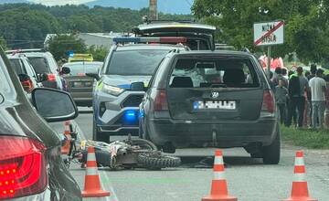 FOTO: V obci Nižná Myšľa narazil motorkár do osobného automobilu. Na miesto prišiel aj vrtuľník