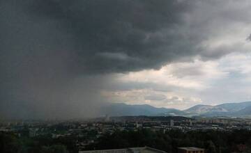 Na Slovensko miera búrky, slnečné lúče vystriedajú blesky a dážd