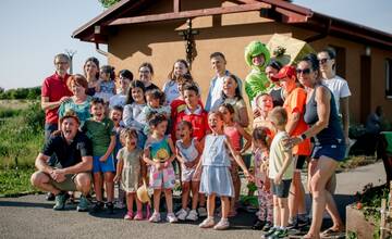 FOTO: Rodiny žijúce v núdzi v Oáze v Bernátovciach oslávili MDD. Program pripravili dobrovoľníci
