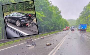 VIDEO: Predbiehanie počas dažďa sa nevypláca. Vodič Audi sa na Dargove zrazil s dvomi Superbami