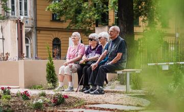 FOTO: Košickí seniori majú dôvod na radosť. Centrum aktívneho starnutia otvorilo novú terasu, kde sa môžu realizovať