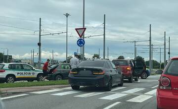 AKTUÁLNE: Vážna dopravná nehoda na Moldavskej ceste v Košiciach. Zasahuje polícia