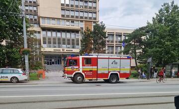 Policajti prehľadávajú všetky súdy. Na linku 112 nahlásil neznámy mužský hlas bombu