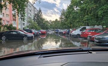 Pripravte si pádla a gumáky. Košičania sa smejú cez slzy, na ulici im cez noc vyrástol aquapark