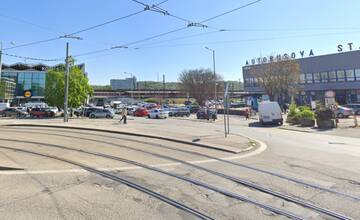 Pohoršené Košičanky. Muži na autobusovej stanici si ich fotia v sukniach zospodu. Dnešná doba je skazená, hromžia