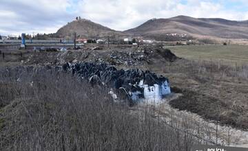 FOTO: V areáli bývalého družstva v Slanci sa kopilo vyše 500 vriec nebezpečného odpadu. Polícia už obvinila dve osoby