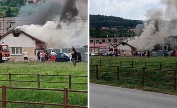 VIDEO: Hasiči aktuálne zasahujú pri požiari v Rožňave. Plamene zasiahli rodinný dom aj dreváreň