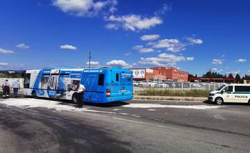 V križovatke na ulici Pri prachárni sa zrazil autobus s osobným autom. Nehodu zapríčinila vodička osobného vozidla