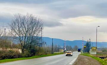 Železničné priecestie v Strážskom uzavrú na niekoľko týždňov. Pozrite si, kadiaľ povedie obchádzka