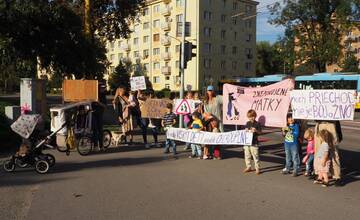 FOTO: Znepokojené matky protestujú na Národnej triede. Nebudeme čakať, kým niektoré z detí zrazí auto, tvrdia