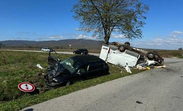 Aktualizované: Medzi obcami Kravany a Bačkov sa zrazilo osobné auto s dodávkou, jedna osoba sa ťažko zranila