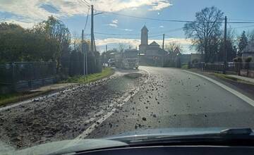 VIDEO: Nebezpečná jazda v Nacinej Vsi: Z Tatry vypadávali kamene, doplatiť na to mohli cestujúci autobusom