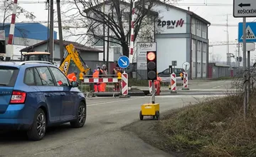 Železničné priecestie v Čani museli neodkladne opraviť. Rátajte s obmedzením a obchádzkou