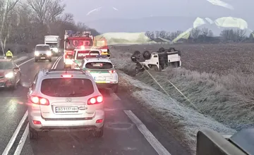 Skorá ranná hodina dala zrejme vodičovi zabrať, s autom skončil prevrátený na streche medzi Vojčicami a Horovcami