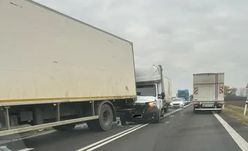 Za Horovcami sa zrazili dve nákladné autá. Rátajte s obmedzeniami