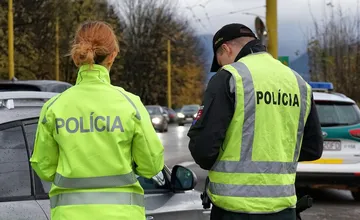 V Plešivci chytili vodiča s tromi promile, v Krčave zas muža s doživotným zákazom šoférovania. Obaja skončili v cele