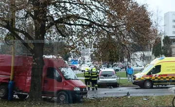 FOTO: Dodávku odhodilo po zrážke v Trebišove do elektrického stĺpa a stromu, vodiči skončili v nemocnici