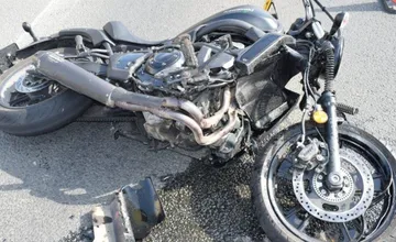 Zrážku auta s motocyklom neprežila 20-ročná žena. Vodičovi auta hrozí až 5 rokov za mrežami