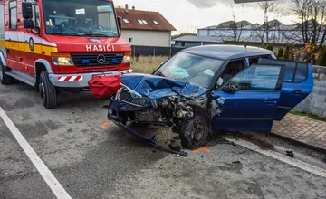 FOTO: Zrážka dodávky s autom v Rozhanovciach: Vodičku museli z auta vystrihovať, skončila s ťažkými zraneniami