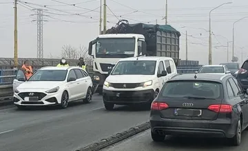 Most VSS opäť ochromila nehoda nákladiaku a osobného auta. Doprava sa hýbe krokom