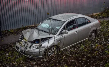 FOTO: Bez vodičáku šoféroval, ešte sa posilnil drogami. Nabúral pri michalovských kasárňach a spôsobil vysokú škodu 