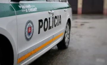 Košickí policajti odmietajú obvinenia zo sexuálneho násilia počas júnového zásahu. Ich výpovede sa však rôznia