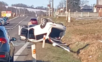 Zrážka dvoch áut na rovnej ceste pred Kobylami si vyžiadala dve obete. Zomrel vodič a jedna spolujazdkyňa