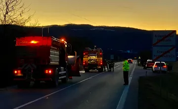 FOTO: Koniec roka priniesol ďalšiu tragédiu na cestách. V Krásnohorskom Podhradí nadránom zhorelo auto do tla