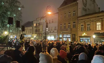 FOTO a VIDEO: Košice odštartovali sériu protivládnych protestov na celom Slovensku – Dosť bolo Fica, skandujú tisíce