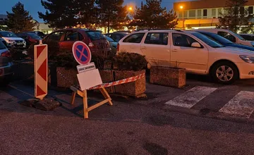 Parkovanie na Ťahanovciach je stále veľká téma. Každý si môže dať tabuľu kam chce?, pýta sa udivene obyvateľ