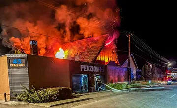 FOTO: Na východe Slovenska horel penzión, o život prišiel starší muž. Mesto poskytlo hosťom dočasné útočisko