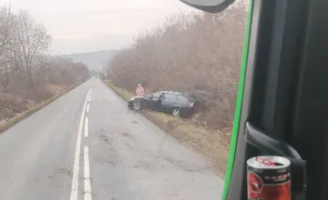 V Košiciach - Šaci došlo k zrážke dvoch vozidiel na križovatke, pri Bohdanovciach skončilo auto mimo cesty