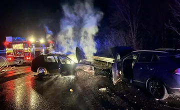 FOTO: Na Čermeľskej ceste smerom na Jahodnú horeli havarované autá, cesta nebola prejazdná zhruba dve hodiny