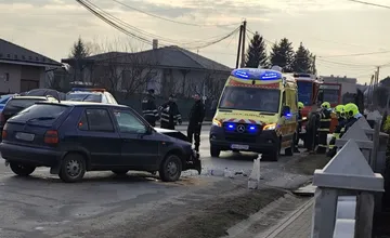 FOTO: Hlavná cesta v obci Biel bola nejaký čas neprejazdná, zrazili sa tam dve autá, hasiči ošetrovali zranených